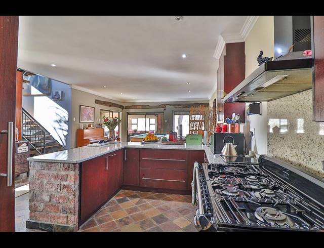 5 BEDROOM HOUSE SOLD IN LEEUWFONTEIN ESTATE